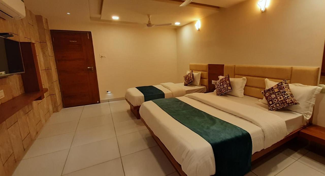 Hotel Kinara อาเมดาบัด ภายนอก รูปภาพ