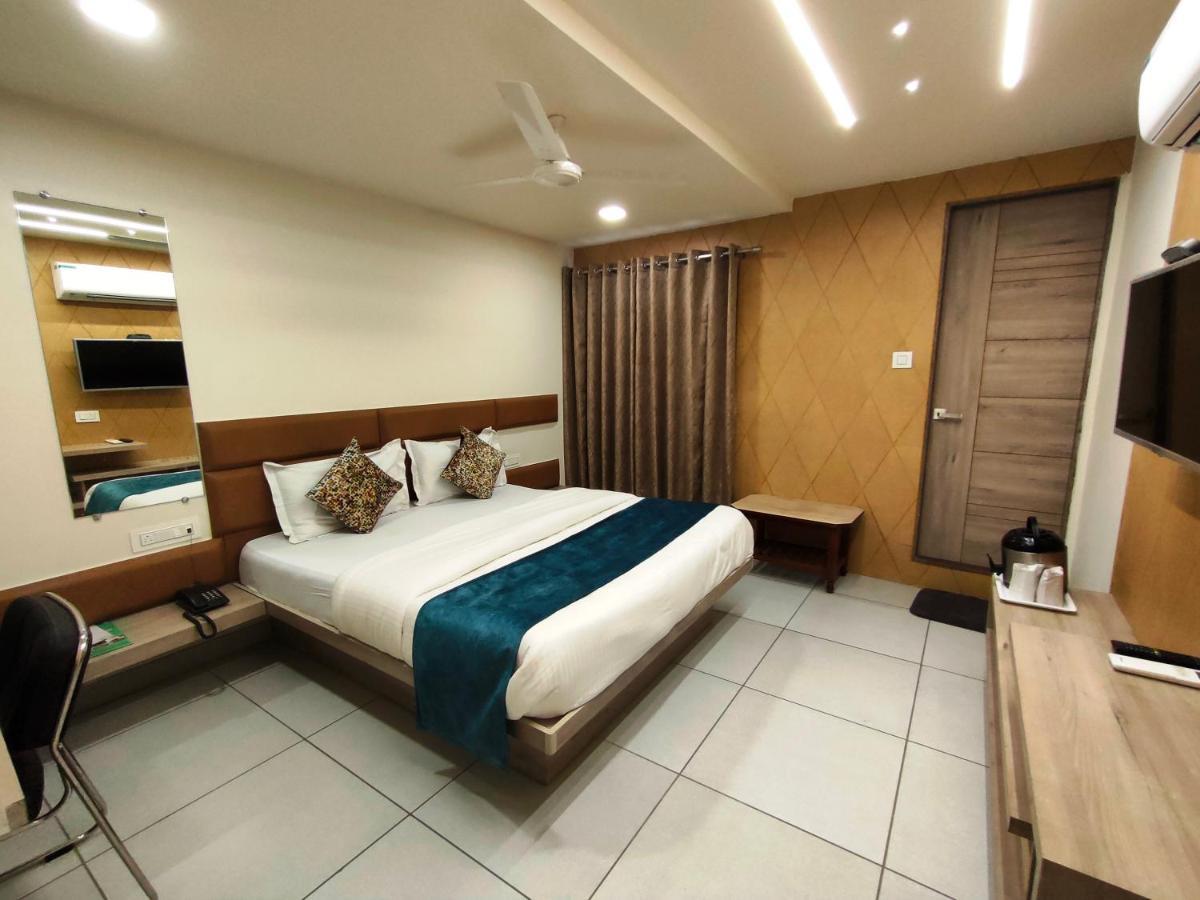 Hotel Kinara อาเมดาบัด ภายนอก รูปภาพ