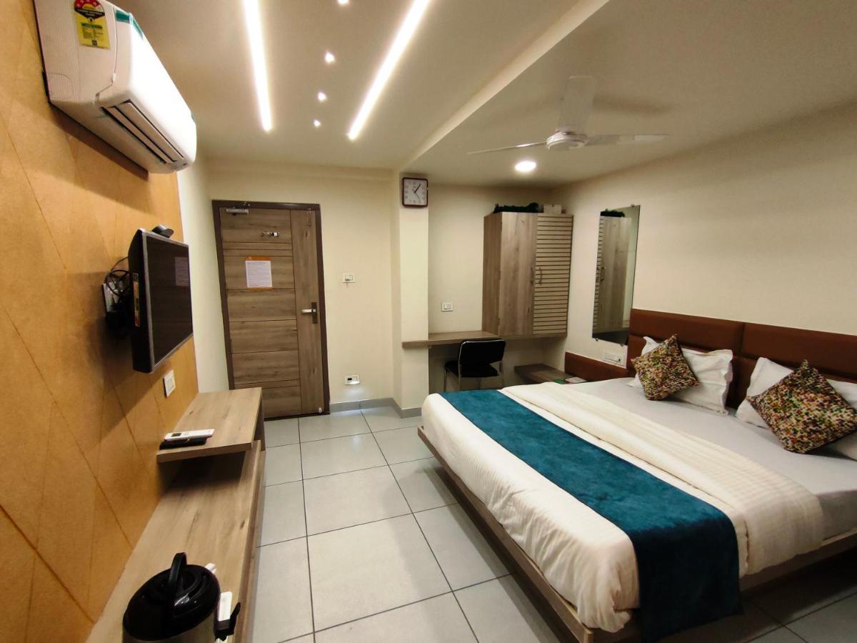 Hotel Kinara อาเมดาบัด ภายนอก รูปภาพ
