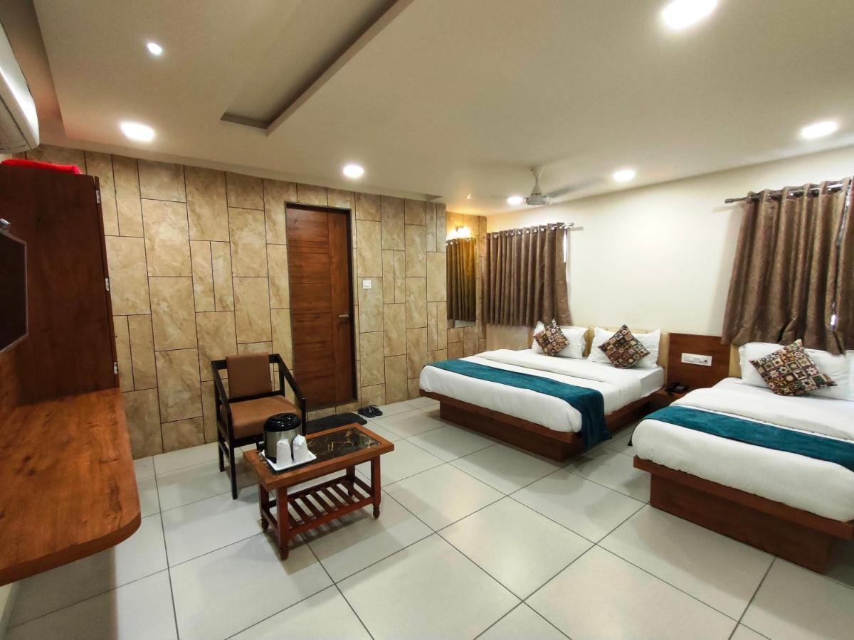 Hotel Kinara อาเมดาบัด ภายนอก รูปภาพ