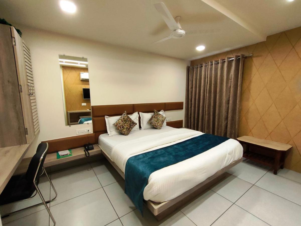 Hotel Kinara อาเมดาบัด ภายนอก รูปภาพ