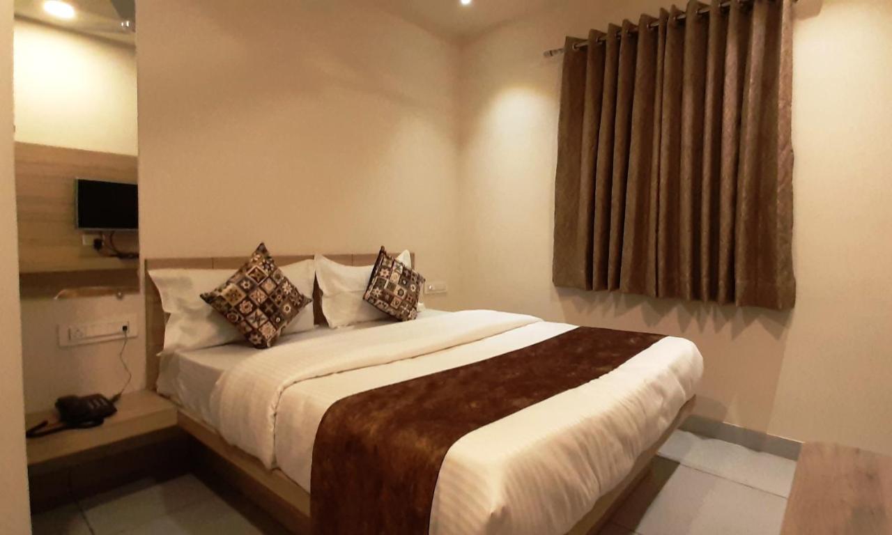 Hotel Kinara อาเมดาบัด ภายนอก รูปภาพ