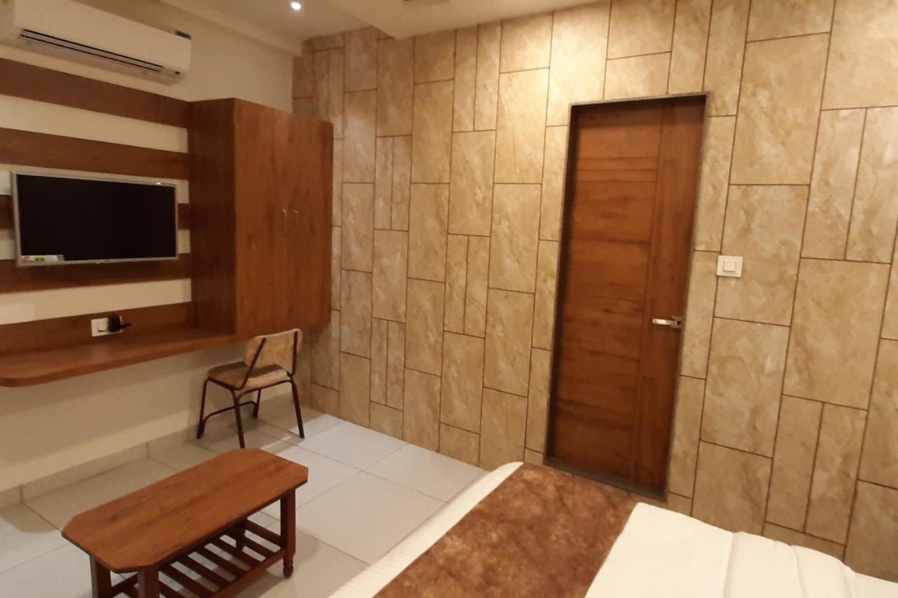 Hotel Kinara อาเมดาบัด ภายนอก รูปภาพ
