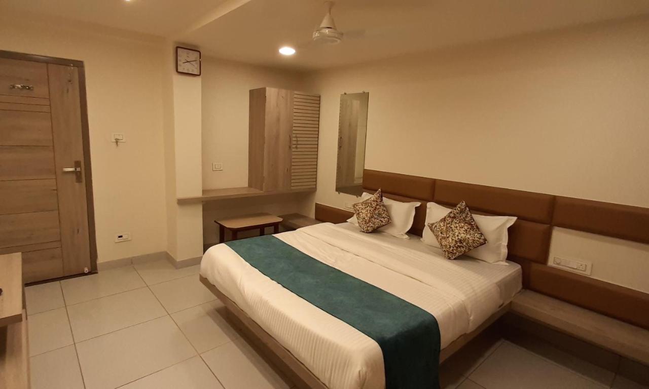 Hotel Kinara อาเมดาบัด ภายนอก รูปภาพ